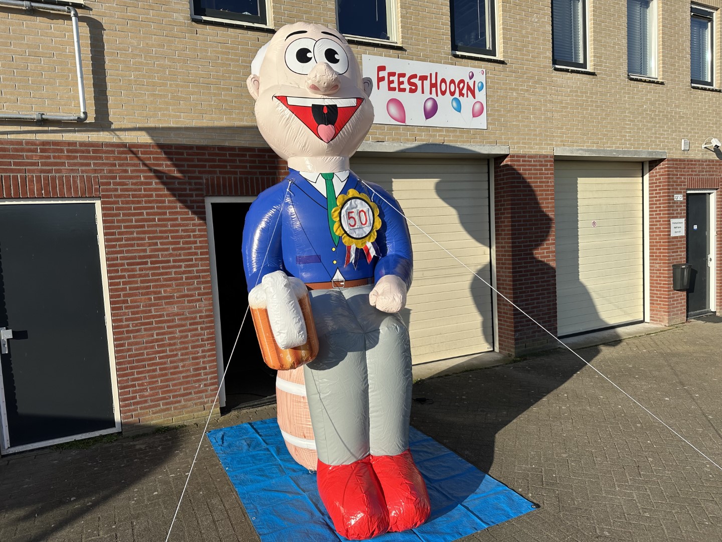 De Abraham op Biervat, zittend op een biervat met een hoogte: 3.8 meter. Standaard geleverd met leeftijd rozet ’50’. De leeftijd-rozet kan aan iedere leeftijd worden aangepast.