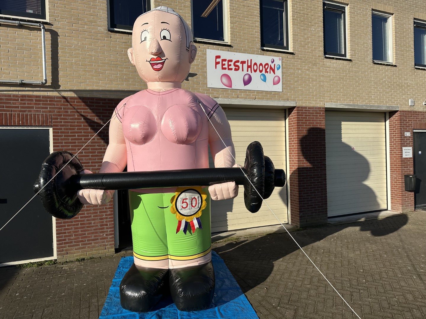 De Sarah XL Sport pop, met een halter in de handen, voor de sportieve jarige. Deze pop is geschikt voor alle verjaardagen, de leeftijd-rozet kan namelijk aan iedere leeftijd worden aangepast.