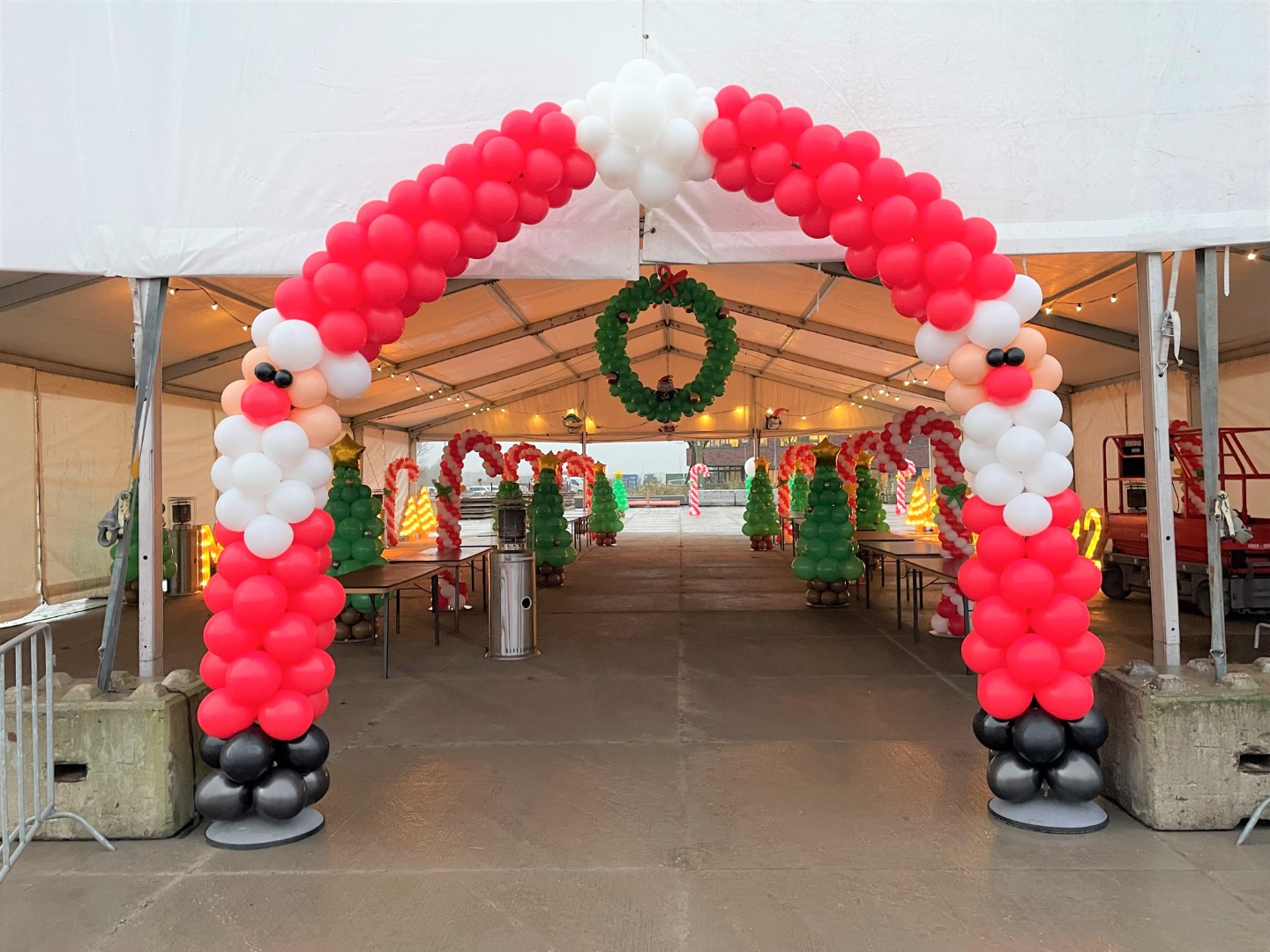 Thema ballonnenboog, dit voorbeeld betreft een 'Kerstman' ballonnenboog. Vraag naar de mogelijkheden