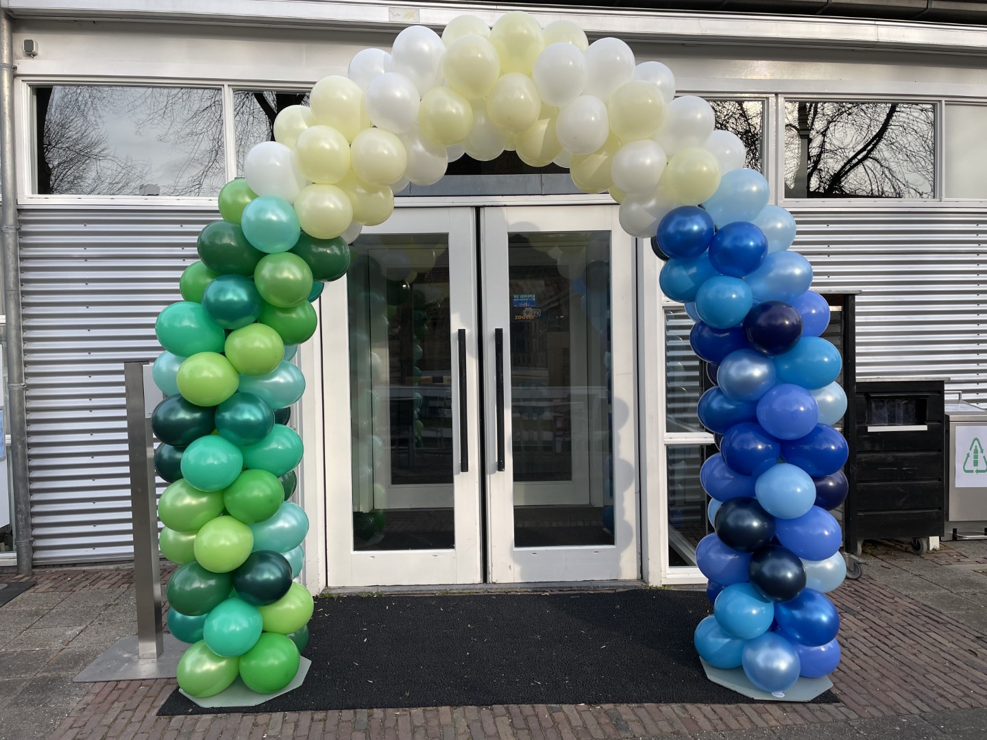 Kleurverloop ballonnenboog. Diverse tinten in secties samen in een ballonnenboog, samenstelling kan in overleg naar uw wensen aangepast worden.