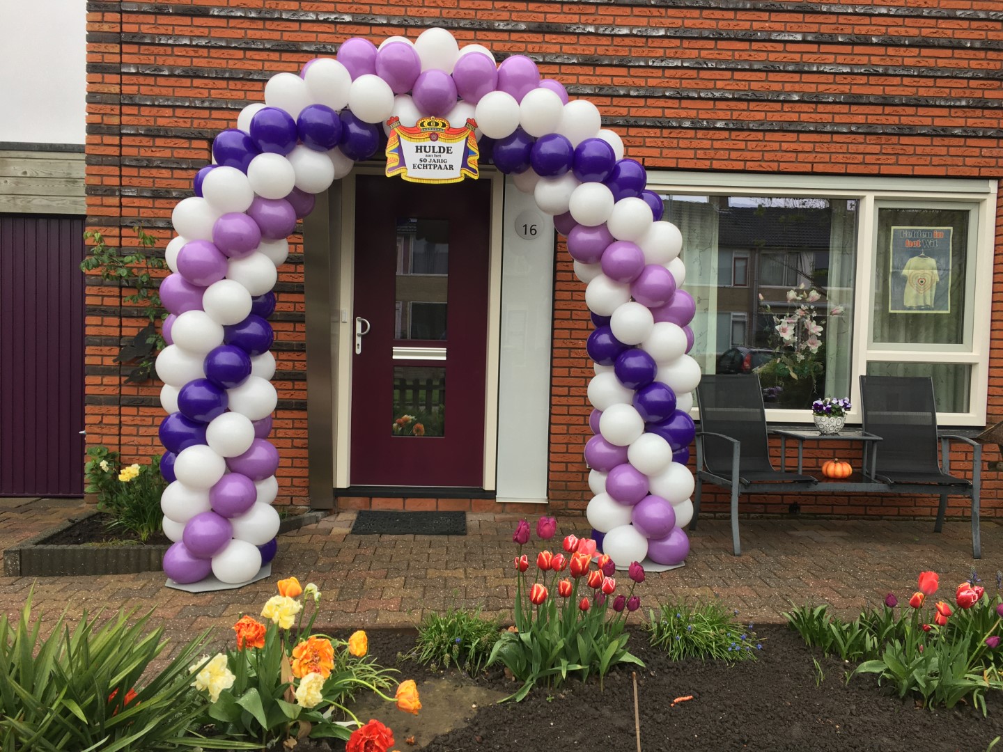 Ballonnenboog met huldeschild in het midden