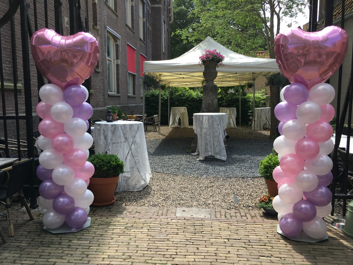 Foliehart Ballonnenpilaren. Met een rechte stam en een foliehart als topballon.