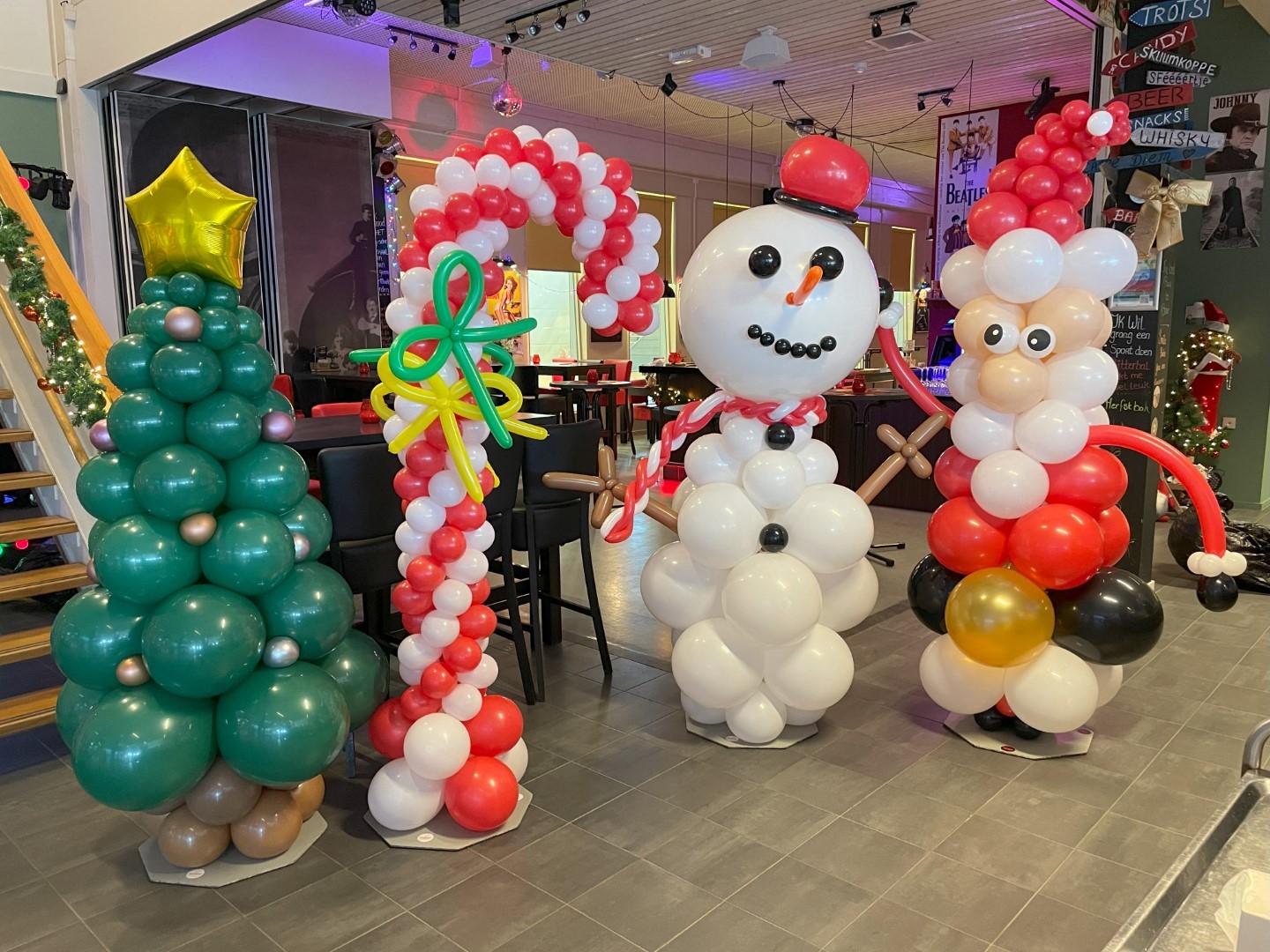 Thema Ballonnensculpturen. Kerstboom, zuurstok, sneeuwpop en kerstman sculptuur pilaren van ballonnen