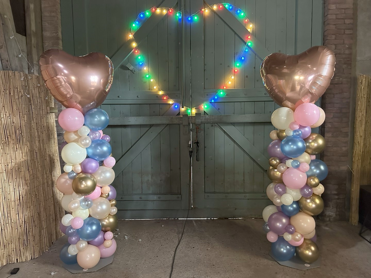 Organische Foliehartpilaren. Met een organisch samengestelde stam en een foliehart topballon.