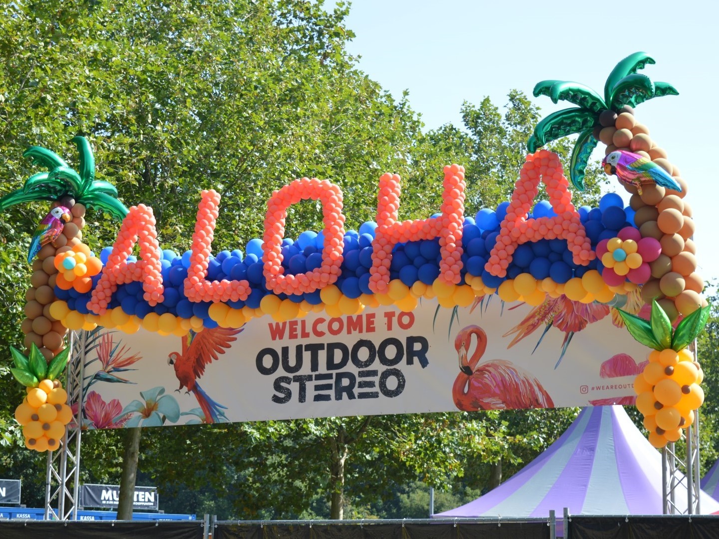 Maatwerk Entree. Grote tropische 'ALOHA' toegang poort. In overleg samen te stellen in een thema naar keuze.