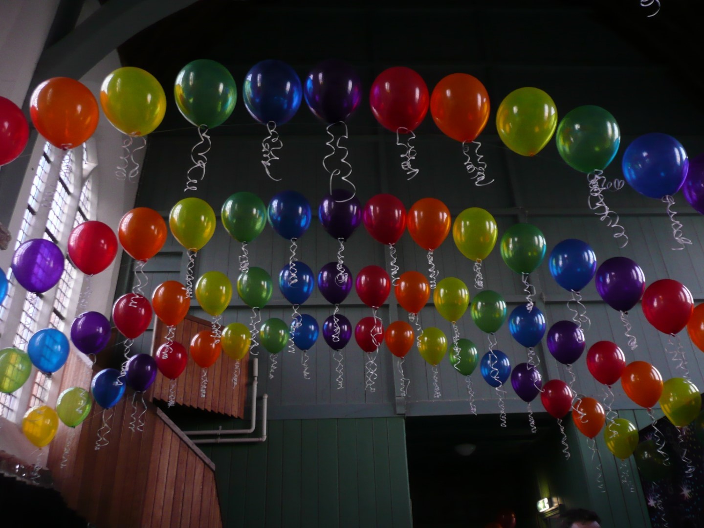 Heliumboog, aan nylondraad vast geknoopte heliumballonnen om een boog te creëren. kleursamenstelling kan in overleg naar uw wensen worden aangepast.