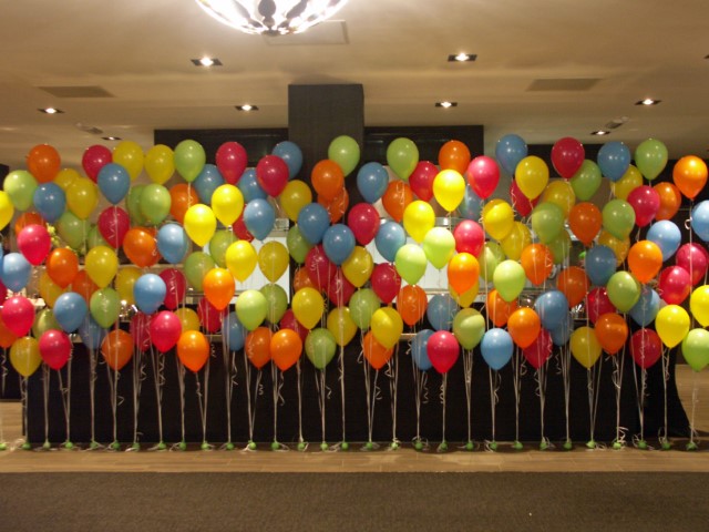 Heliummuur. Muur van heliumballonnen. Kleursamenstelling is in overleg naar uw wensen aan te passen.