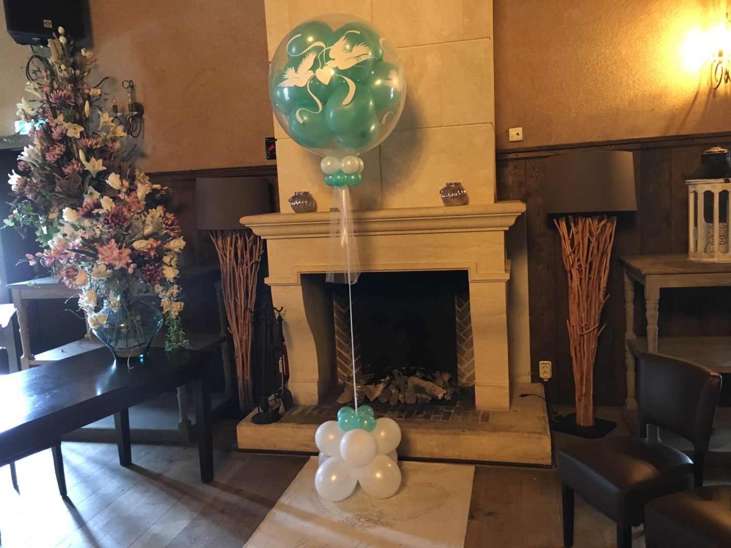 Gestufde reuze ballon boeket. Grote heliumballon gevuld met standaard ballonnen in een sierlijk boeket samengesteld.