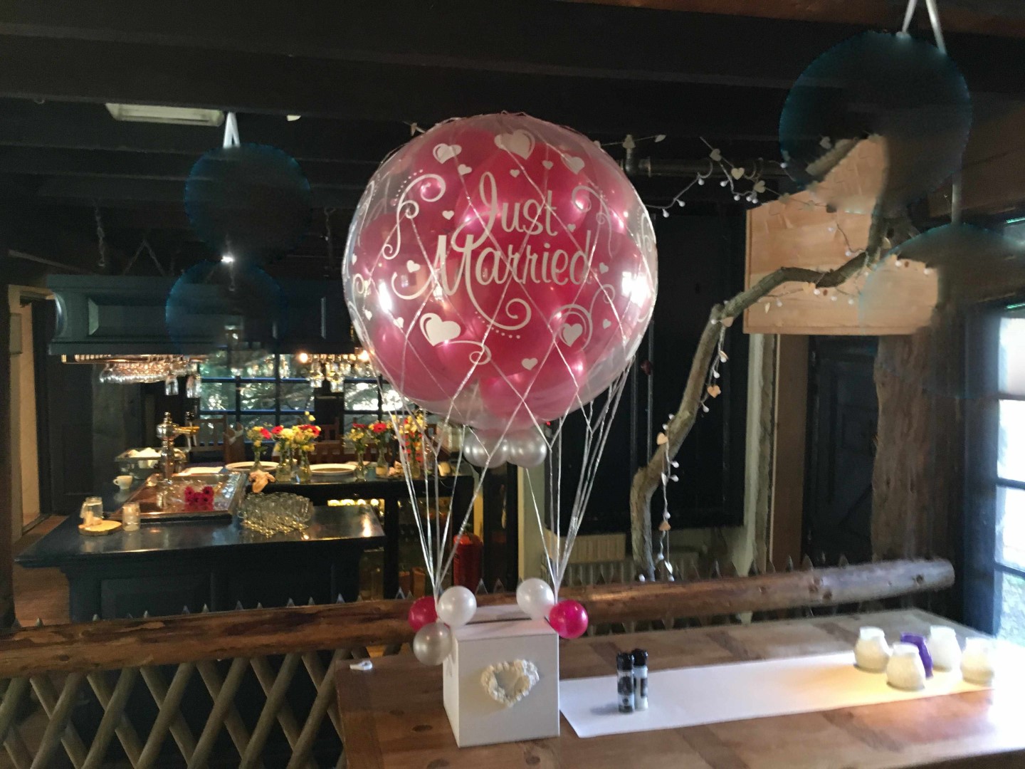 Reuze heliumballon voorzien van een ballonnetje om aan een geschenkdoos te binden.