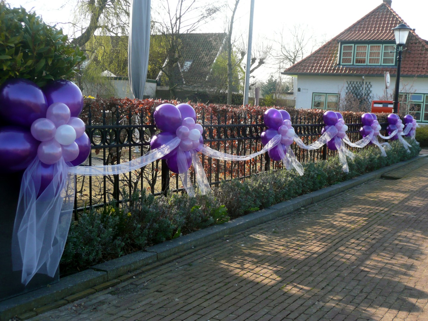 Luchtgevulde ballonbloemen eventueel ook verkrijgbaar voorzien van tule.