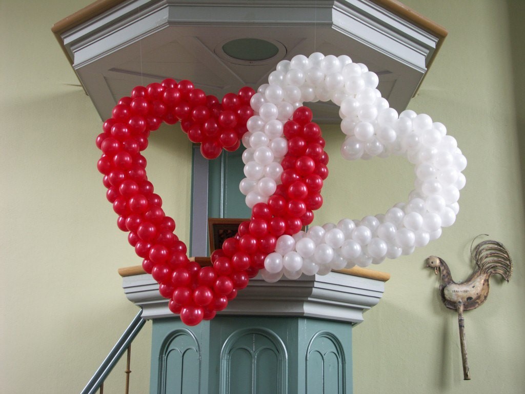 Entwined hearts. 2 verweven harten op een aluminium frame gemonteerd. om met nylondraad op te hangen.