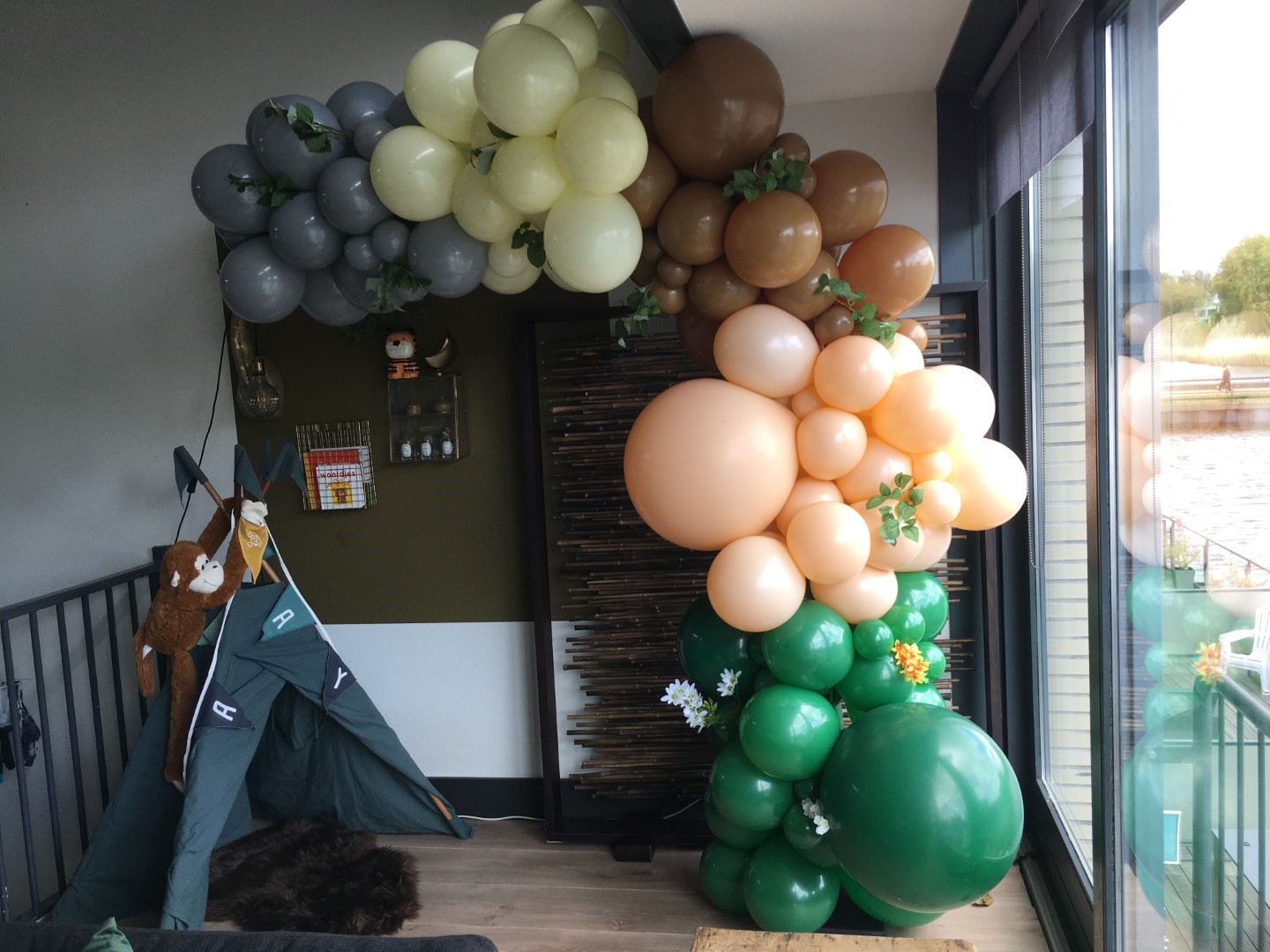 Halve boog gestapeld gekleurd. Organische samengesteld met verschillende maten ballonnen en de kleurverloop gestapeld.