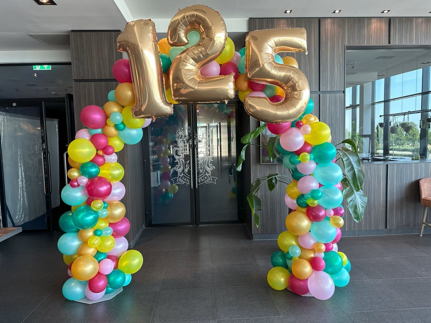 Organische Foliecijferboog. met verschillende maten en kleuren latex ballonnen voorzien van foliecijfers.