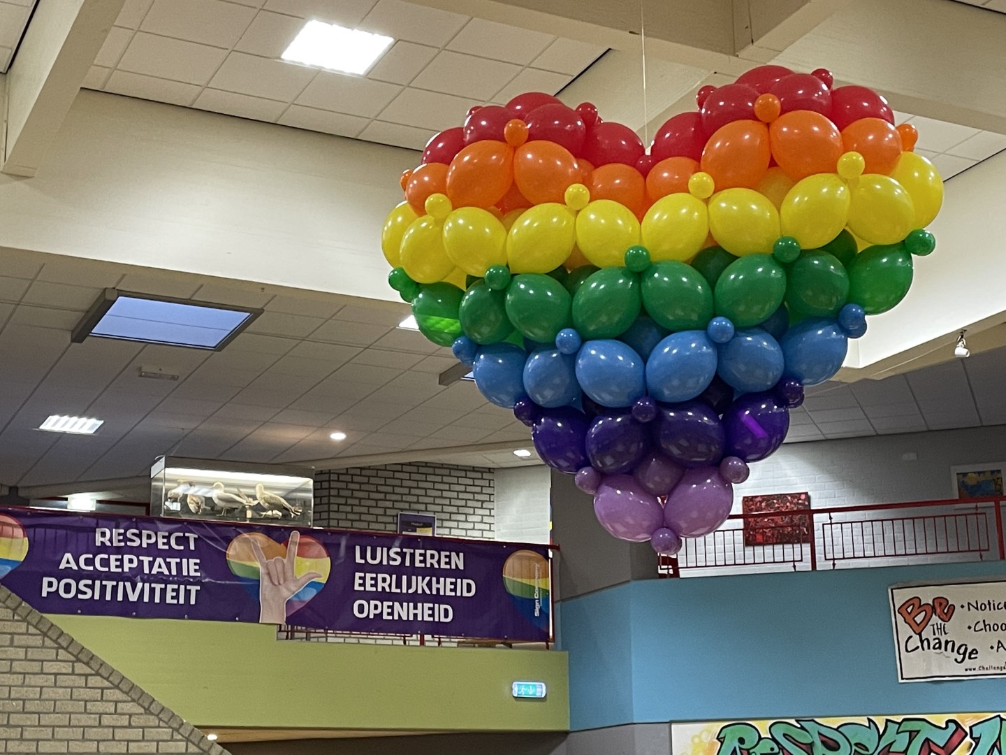 Groot massief 3D hart, met lucht gevuld om met nylondraad op te hangen. Verkrijgbaar in een grote en kleine versie. Kleursamenstelling kan in overleg naar uw wensen worden aangepast.