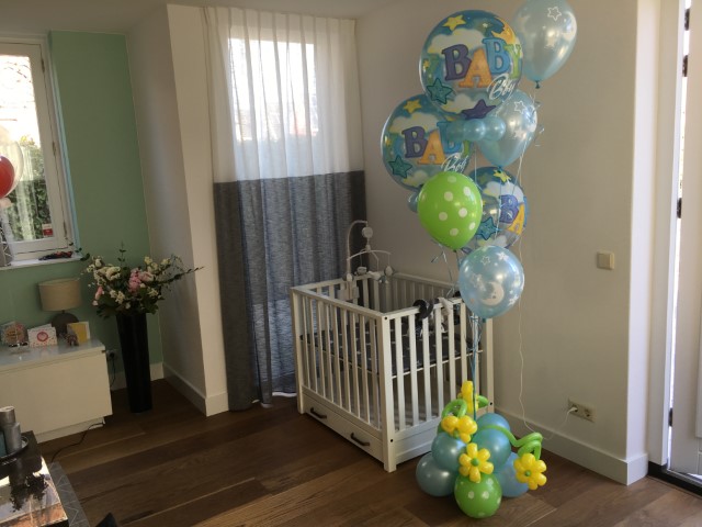 Kraamboeket met heliumballonnen