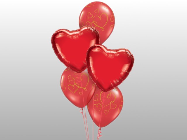 Heliumboeket met 2 rode folieharten en 3 met harten bedrukte rode latexballonnen