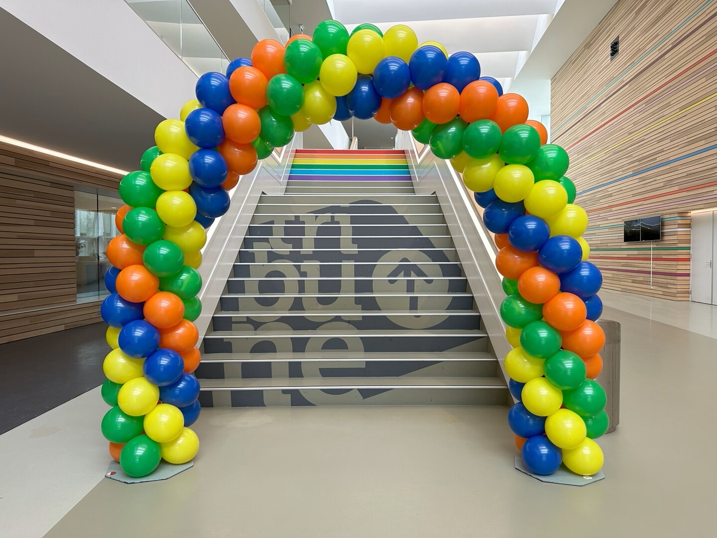 Ballonnenboog in een spiraal gekleurd